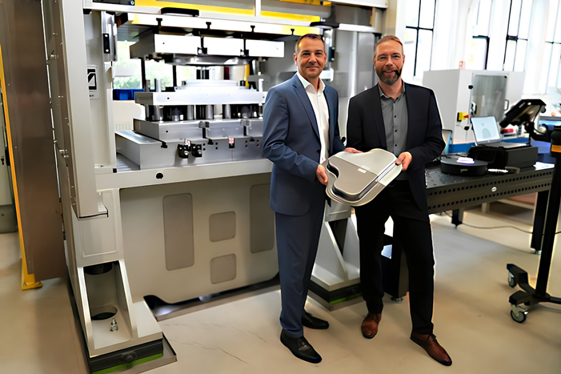 Prof. Andrés Lasagni und Prof. Alexander Brosius (v.l.n.r.). (Foto: Institut für Fertigungstechnik TUD)